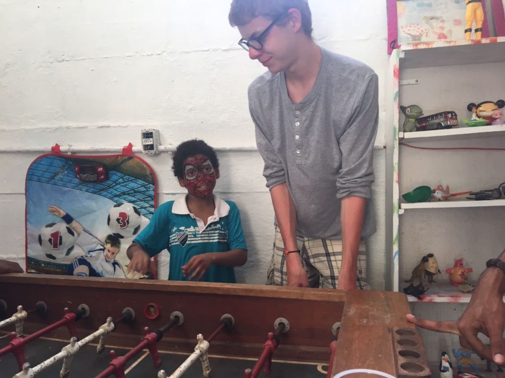 jogando totó com Ben, nosso voluntário