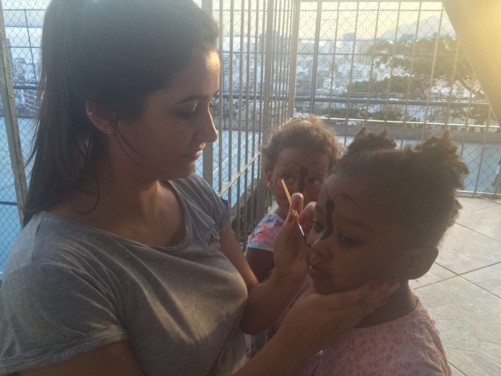 Pintura na cara com a voluntária Beatriz
