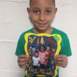 Confecção de porta-retrato em homenagem feita para as mães