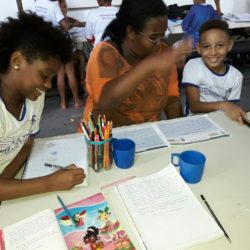 Reforço escolar com a ajuda de uma mãe