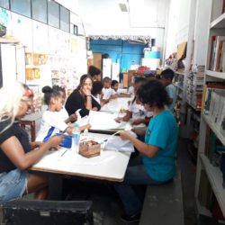 Quinta-feira de reforço escolar e aula de teclado